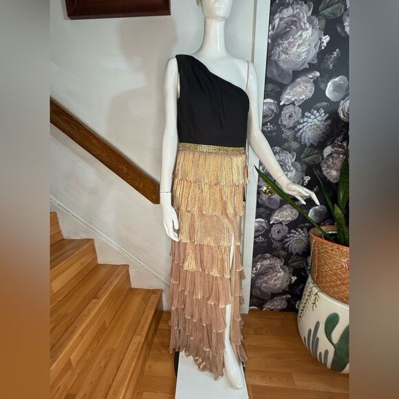 Mac Duggal leena One-Shoulder Ruffle
Tiered Gown / size 6 - Picture 6 of 10